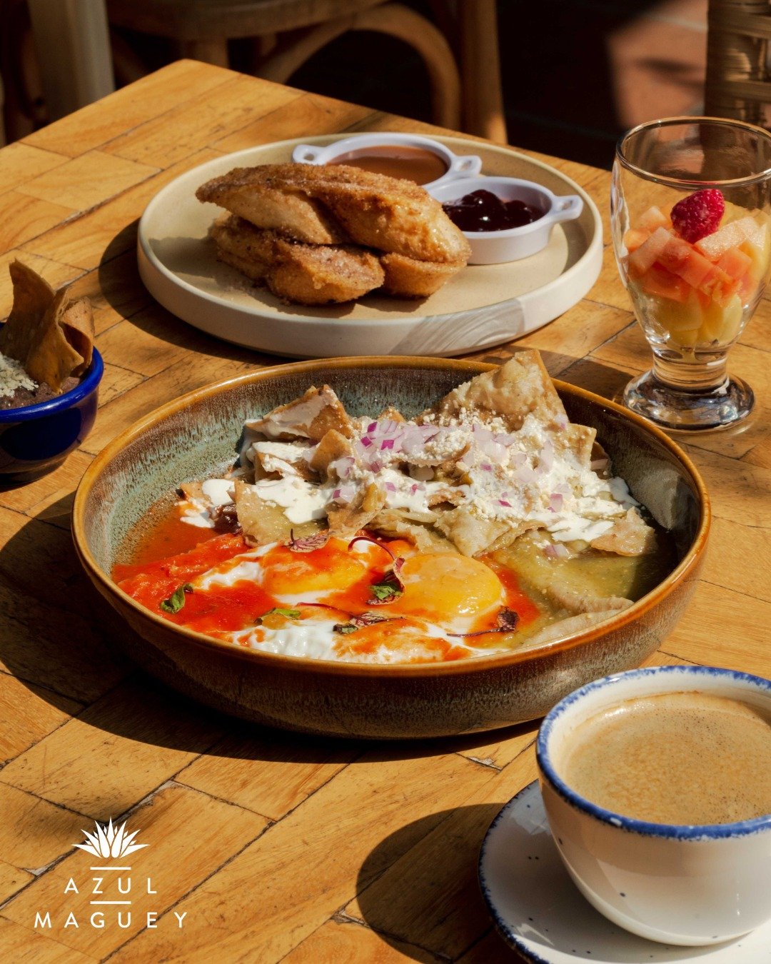 Chilaquiles con huevo y café