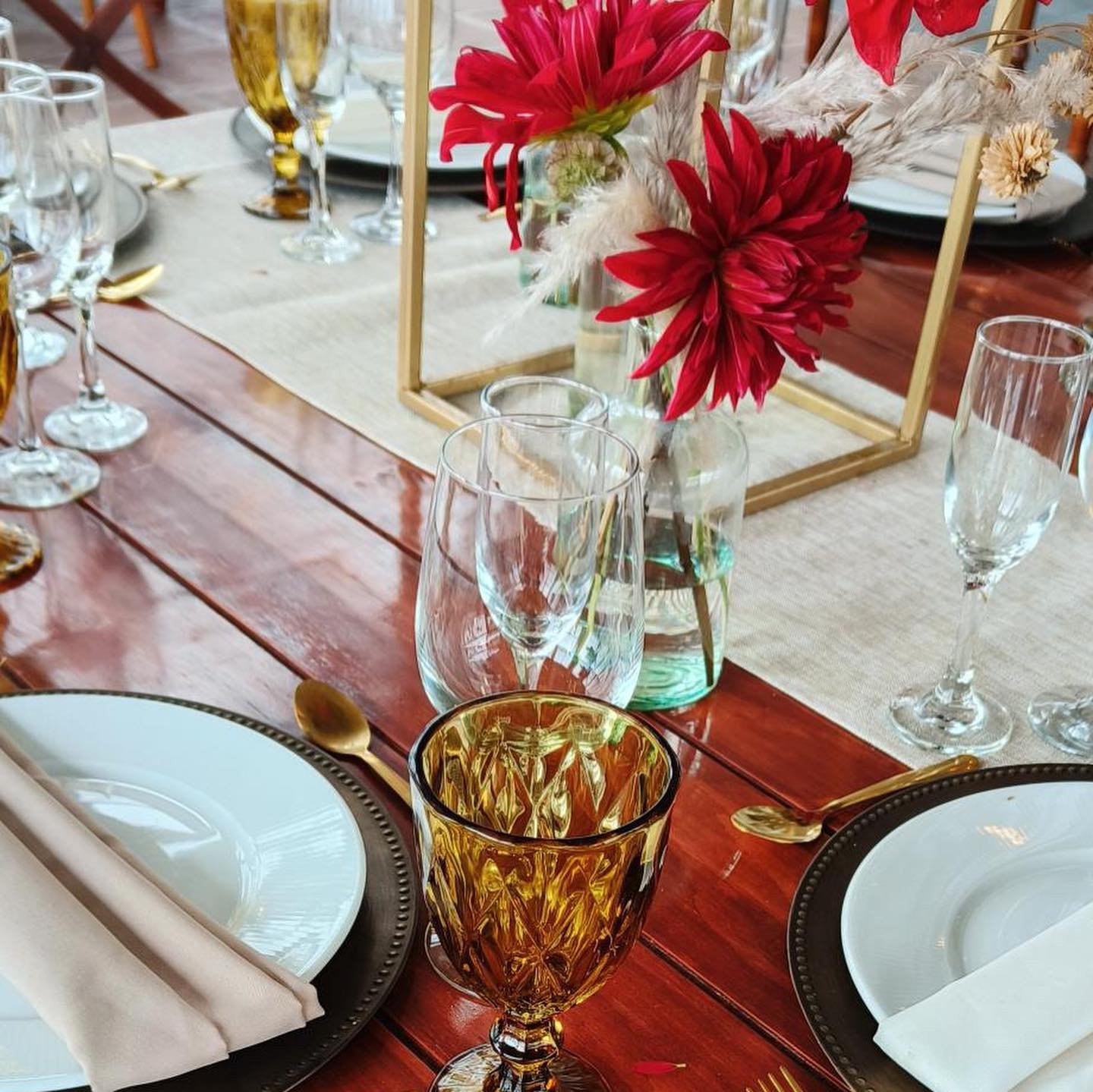 Mesa montada con flores