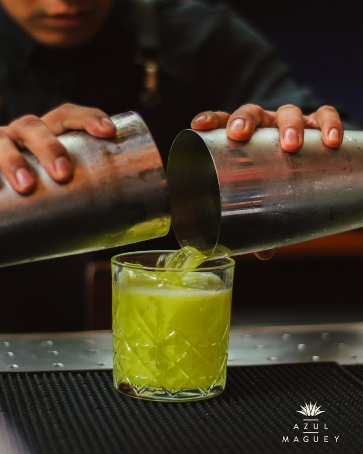 Bartender sirviendo un coctel verde